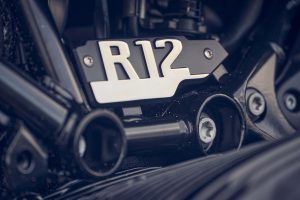 BMW R 12 nineT 2025 – Detail R12-Schriftzug am Rahmen, Schwarz