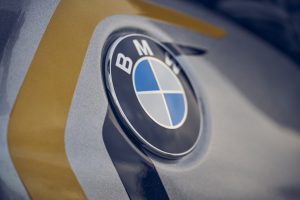 BMW R 12 nineT 2025 – Detail BMW-Logo am Tank, Avus-Silber