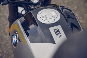 BMW R 12 nineT 2025 – Detail Tankdeckel und Option-719-Logo, Avus-Silber