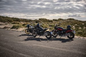 BMW R 12 und R 12 nineT 2025 – beide Modelle fahrerlos, Dünen