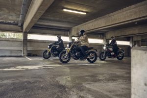 BMW R 12 und R 12 nineT 2025 – drei Modelle mit Fahrern im Parkhaus