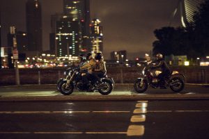 BMW R 12 und R 12 nineT 2025 – zwei Modelle in Fahrt bei Nacht