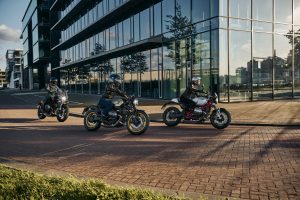 BMW R 12 und R 12 nineT 2025 – drei Modelle mit Fahrern