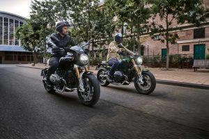 BMW R 12 und R 12 nineT 2025 – zwei Modelle in Fahrt nebeneinander