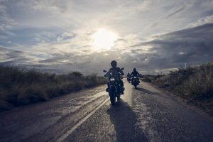 BMW R 12 und R 12 nineT 2025 – zwei Fahrer im Gegenlicht, Schwarz