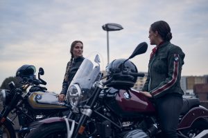 BMW R 12 und R 12 nineT 2025 – beide Modelle mit Fahrerinnen