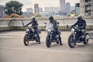 BMW R 12 und R 12 nineT 2025 – drei Maschinen mit Fahrern, Stadtkulisse