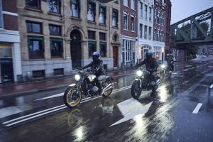 BMW R 12 und R 12 nineT 2025 – zwei Maschinen mit Fahrern bei Regen