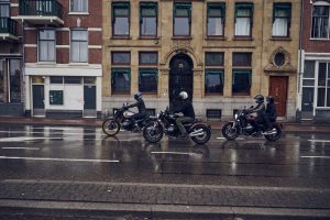 BMW R 12 und R 12 nineT 2025 – drei Maschinen mit Fahrern bei Regen