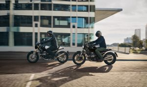 BMW R 12 und R 12 nineT 2025 – beide Modelle mit Fahrern, Bürogebäude