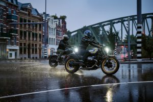 BMW R 12 und R 12 nineT 2025 – zwei Maschinen mit Fahrern bei Regen