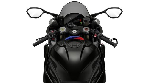 BMW S 1000 RR 2027 Edition M Sport – Cockpit mit TFT-Display und getöntem Windschild, Blick aus Fahrerperspektive