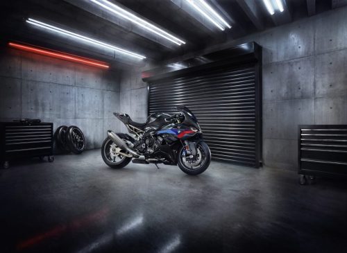BMW S 1000 RR 2027 Edition M Sport in Blackstorm metallic – Seitenansicht rechts in einer Garage mit rotem Lichtband