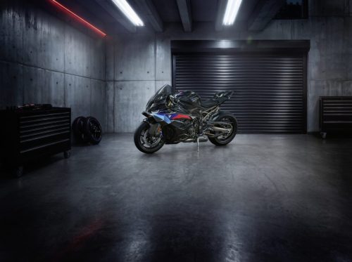 BMW S 1000 RR 2027 Edition M Sport in Blackstorm metallic – Seitenansicht links in einer Garage vor Rolltor