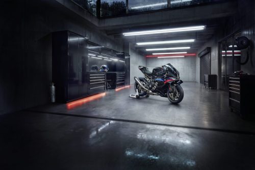 BMW S 1000 RR 2027 Edition M Sport in Blackstorm metallic – Dreiviertel-Frontansicht in einer Werkstattgarage