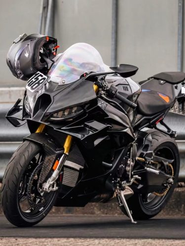 BMW S 1000 RR 2028 Erlkönig – Front-Dreiviertelansicht des schwarzen Prototyps mit großen Winglets, goldener Marzocchi-Gabel und Carbon-Kotflügel, Startnummer 158 (Quelle: Instagram bt_moto_)