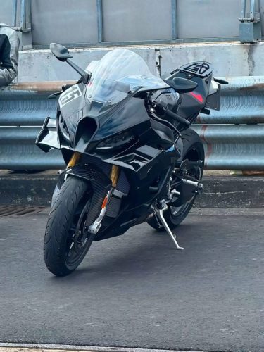 BMW S 1000 RR 2028 Erlkönig – schwarzer Prototyp von vorn auf dem Seitenständer, mit Spiegeln, Windschild und profilierten Straßenreifen (Quelle: Instagram bt_moto_)