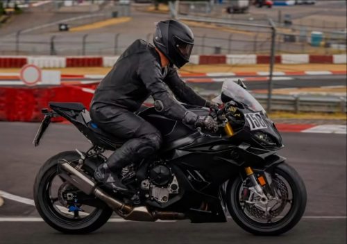 BMW S 1000 RR 2028 Erlkönig – Seitenansicht in Fahrt mit Startnummerntafel 158, neuem Rahmen und Vierzylinder-Reihenmotor (Quelle: Instagram bt_moto_)