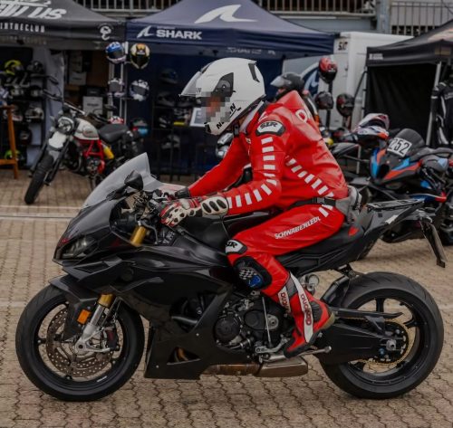 BMW S 1000 RR 2028 Erlkönig – Seitenansicht im Fahrerlager mit goldener Marzocchi-Gabel, Carbon-Bugverkleidung und Brembo-Hypure-Bremszangen (Quelle: Instagram bt_moto_)