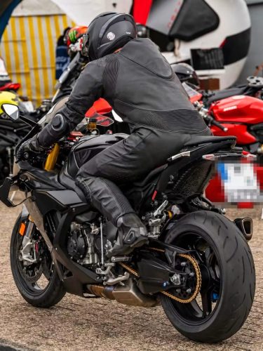 BMW S 1000 RR 2028 Erlkönig – Heckansicht mit Kennzeichenhalter, Blinkern, goldener Kette und profiliertem Straßenreifen (Quelle: Instagram bt_moto_)