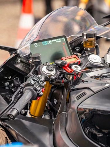 BMW S 1000 RR 2028 Erlkönig – Cockpit mit TFT-Display im Tabletformat, rotem Rundenzeitnehmer auf der Gabelbrücke und goldenen Gabelstandrohren (Quelle: Instagram bt_moto_)