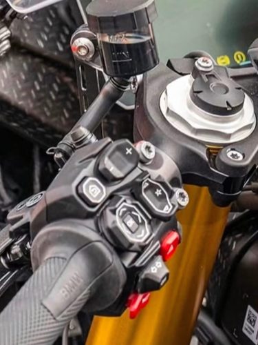 BMW S 1000 RR 2028 Erlkönig – Detail des linken Lenkerstummels mit neuer Schaltereinheit, Plus-/Minus-Tasten, Anzeigefenster und Flüssigkeitsbehälter für die hydraulische Kupplung (Quelle: Instagram bt_moto_)