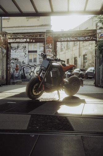 BRABUS URBAN E 2026 – Frontansicht in urbaner Gasse zwischen Graffiti-Wänden