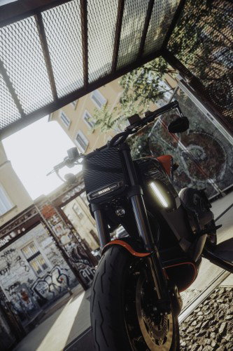 BRABUS URBAN E 2026 – Frontdetail mit beleuchtetem BRABUS-Logo, Carbon-Rahmen und LED-Tagfahrlicht aus der Froschperspektive