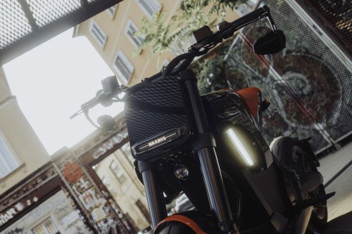 BRABUS URBAN E 2026 – Detailaufnahme der BRABUS-Frontmaske mit Carbon-Struktur und vertikaler LED-Signatur