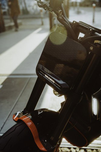 BRABUS URBAN E 2026 – Draufsicht auf den BRABUS-Schriftzug am Tank mit rotem Kotflügel und Carbon-Elementen