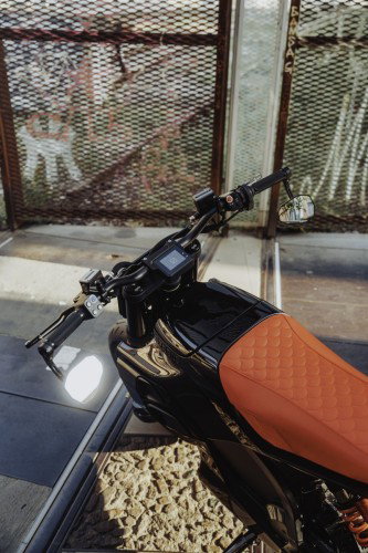 BRABUS URBAN E 2026 – Blick auf Lenker und LCD-Cockpit mit Masterpiece-Sitzbank in Rot mit Shell-Steppung