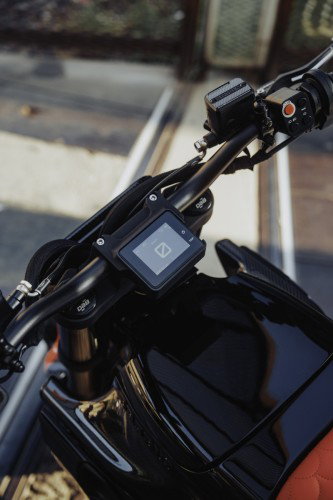 BRABUS URBAN E 2026 – Nahaufnahme des 2,8-Zoll-LCD-Cockpits mit Lenker, Armaturen und Carbon-Tankeinheit