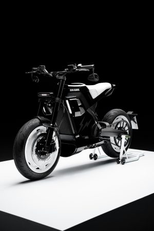 BRABUS Urban-E Fragment Edition 2026 – Dreiviertelansicht von vorn links auf weißem Podest im dunklen Studio