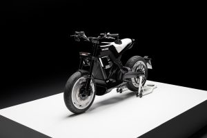 BRABUS Urban-E Fragment Edition 2026 – Dreiviertelansicht von vorn links von erhöhtem Standpunkt auf weißem Podest