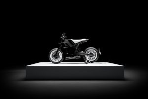 BRABUS Urban-E Fragment Edition 2026 – Seitenansicht von links aus der Distanz auf einem Podest im dunklen Studio