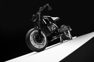 BRABUS Urban-E Fragment Edition 2026 – Frontansicht schräg von vorn auf einer weißen Rampe im Studio