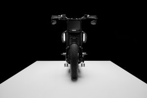 BRABUS Urban-E Fragment Edition 2026 – Frontansicht mit Supermoto-Lenker, Display und vertikalen Tagfahrleuchten