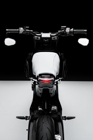 BRABUS Urban-E Fragment Edition 2026 – Heckansicht mit weißem BRABUS Masterpiece Ledersitz und leuchtendem Monoblock-LED-Rücklicht