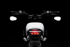 BRABUS Urban-E Fragment Edition 2026 – Heckansicht mit beleuchtetem LED-Rücklicht, weißem Sitz und Supermoto-Lenker