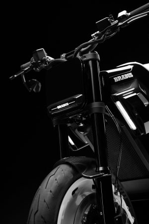 BRABUS Urban-E Fragment Edition 2026 – Vorderpartie mit Upside-Down-Gabel, BRABUS-Schriftzug und Supermoto-Lenker aus der Froschperspektive