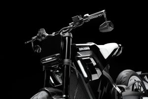 BRABUS Urban-E Fragment Edition 2026 – Vorderpartie mit BRABUS-Frontmaske, Carbon-Cover und Lenker im Detail