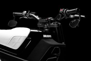 BRABUS Urban-E Fragment Edition 2026 – Cockpit mit Supermoto-Lenker, Spiegeln und BRABUS-Schriftzug auf der Carbon-Tankverkleidung