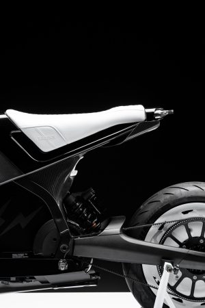 BRABUS Urban-E Fragment Edition 2026 – Heckpartie mit weißem Ledersitz, Federbein und Hinterrad im Hochformat