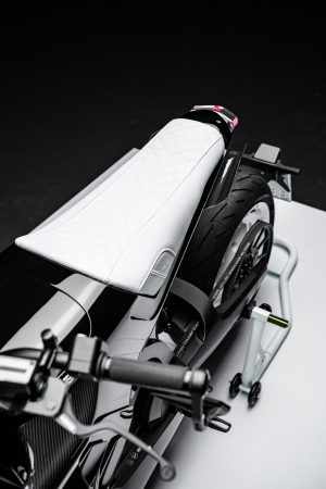 BRABUS Urban-E Fragment Edition 2026 – Blick von oben auf den weißen Ledersitz mit Shell-Steppung und das Heck