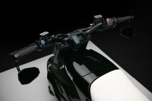 BRABUS Urban-E Fragment Edition 2026 – Blick über den Tank auf Lenker, Display und weißen Ledersitz