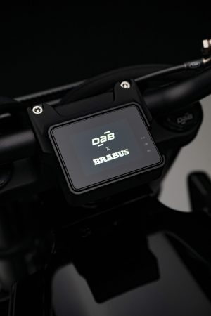 BRABUS Urban-E Fragment Edition 2026 – 2,8-Zoll-LCD-Display mit DAB-x-BRABUS-Startanimation im Hochformat