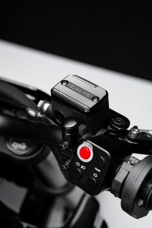 BRABUS Urban-E Fragment Edition 2026 – Rechte Lenkerarmatur mit rotem Startknopf und CNC-gefrästem Bremsflüssigkeitsbehälter