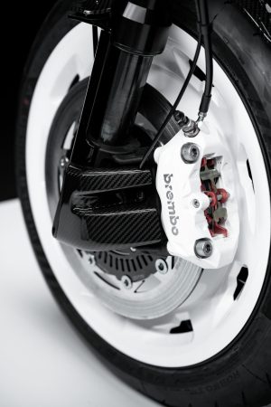 BRABUS Urban-E Fragment Edition 2026 – Brembo-Vierkolben-Radialbremssattel in Weiß mit Carbon-Abdeckung am Vorderrad