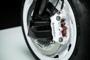 BRABUS Urban-E Fragment Edition 2026 – Weißer Brembo-Bremssattel, 320-mm-Bremsscheibe und weiße Carbon-Radabdeckung