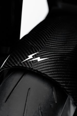 BRABUS Urban-E Fragment Edition 2026 – Kotflügel aus Sicht-Carbon mit Fragment-Blitzlogo über dem Vorderreifen